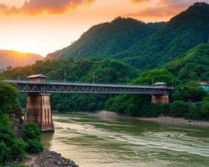 Kanchanaburi: Geschichtsträchtige Brücke und Natur in Thailand